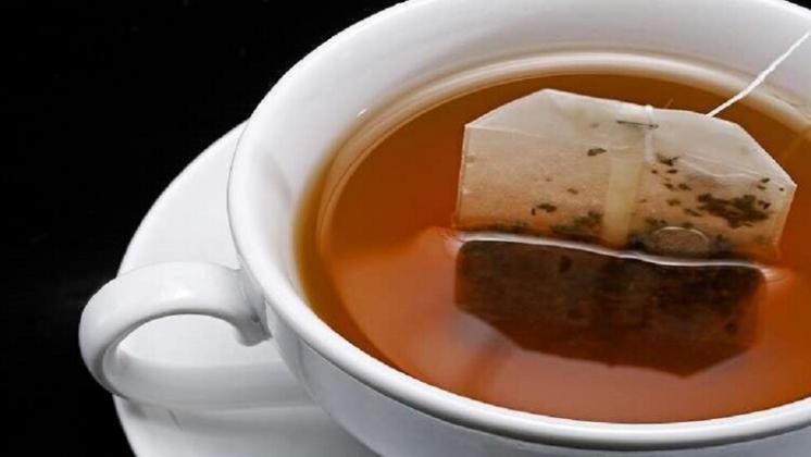 أكياس الشاي تطلق مليارات الجزيئات البلاستيكية في الكوب