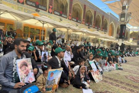 أسر ضحايا مجزرة “الشجرة الطيبة” في ميناب تزور مرقد أمير المؤمنين(ع)