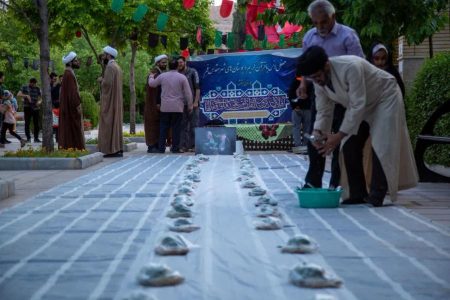 برپایی ضیافت ساده‌ی افطاری در بوستان بنفشه قم