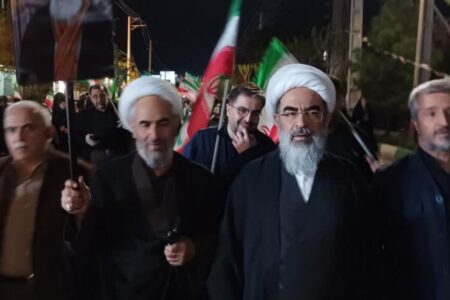 حضور آیت الله فاضل لنکرانی در راهپیمایی شبانه مردم همیشه در صحنه قم