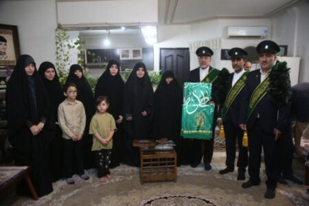از مادر مکرمه شهید دخانچی توسط جمعی از اصحاب رسانه استان قم تقدیرشد