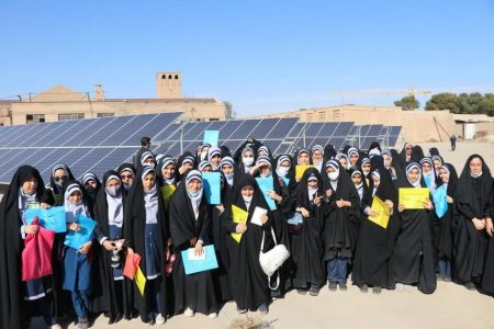 بازدید دانش‌آموزان قمی از نیروگاه خورشیدی
