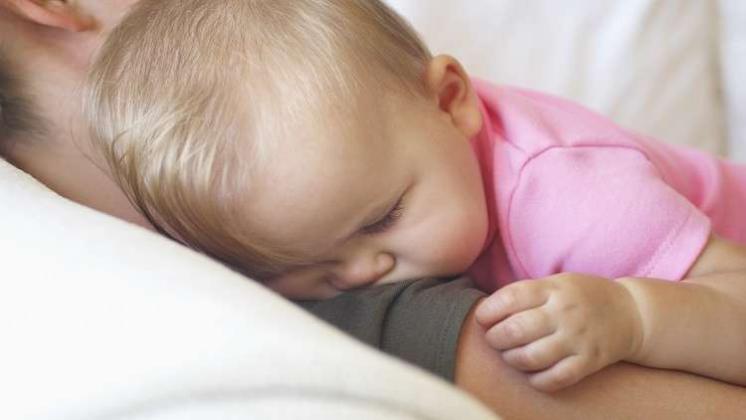 حذار من نوم الاطفال جنب الامهات،بريطانية “تخنق” رضيعها بشعرها!